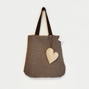 Borsa Big in tessuto grigio e beige con spilla pendente cuore in similpelle scamosciata beige