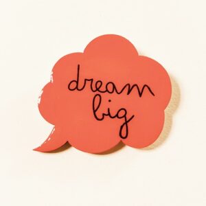 Spilla Linea Words Fumetto Dream Big in legno dipinto a mano e resina