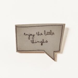 Spilla Linea Words Fumetto Enjoy in legno dipinto a mano e resina