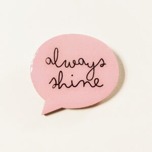 Spilla Linea Words Fumetto always shine in legno dipinto a mano e resina