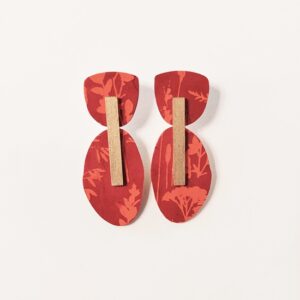 Orecchini in legno e carta artigianale fondo magenta con fantasia botanica arancio