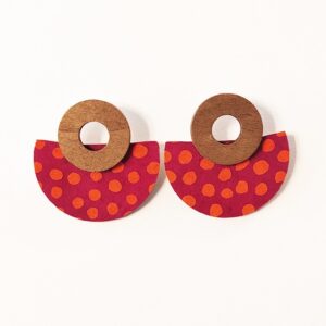 Orecchini in legno e carta artigianale giapponese fondo magenta con pois arancio