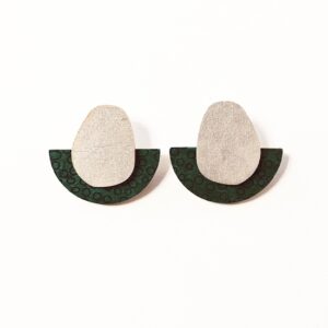 Orecchini in legno e carta artigianale fondo verde con cerchi viola