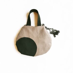 Borsa Balloon in tessuto grigio chiaro con tracolla in alluminio e pois grigio antracite