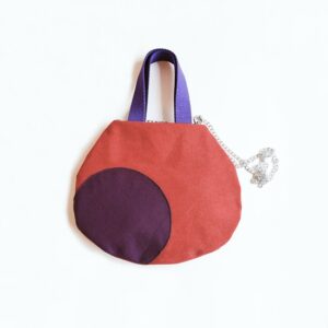 Borsa Balloon in tela giapponese rossa con tracolla in alluminio e pois viola