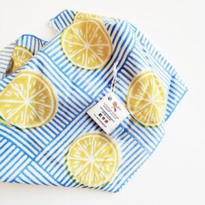 Foulard in cotone indiano fondo a righe bianche e azzurre con fantasia limoni
