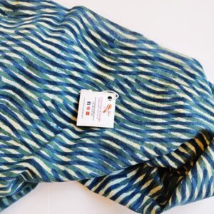 Foulard in cotone indiano fondo avorio con righe ondulate verdi e blu