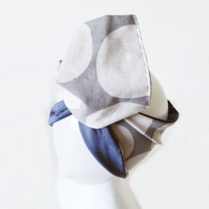 Fascia turbante modellabile in cotone giapponese fondo grigio con macro pois bianchi