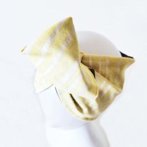 Fascia turbante modellabile per capelli in cotone giapponese fondo giallo con righe bianco grigio argento