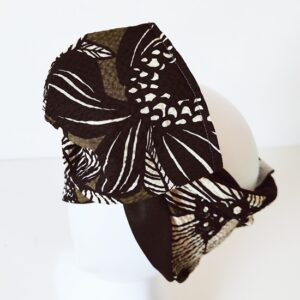 Fascia turbante modellabile in cotone giapponese fondo verde oliva con fiori bianchi e neri