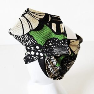 Fascia turbante modellabile in cotone giapponese fondo verde prato con fiori bianchi e neri
