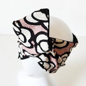 Fascia turbante modellabile in cotone giapponese rosa con camelie bianche e nere