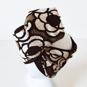 Fascia turbante modellabile in cotone giapponese fondo verde oliva con camelie bianche e nere