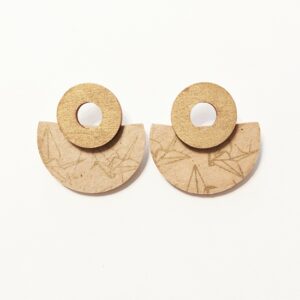 Orecchini in legno e carta artigianale fondo beige con disegni origami oro