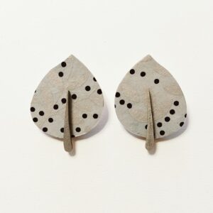 Orecchini Big leaf in legno e carta artigianale giapponese fondo celeste chiaro con foglie argento