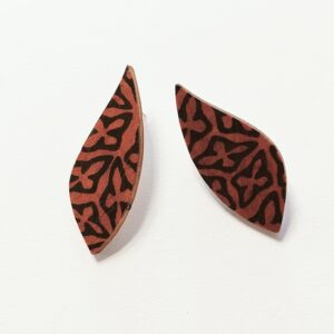 Orecchini foglia small in legno e carta artigianale fondo terra con deco nere